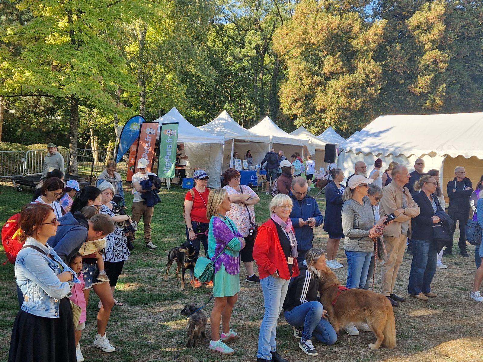Le public et ses chiens pendant l’inauguration d’AnimaLaxou 2026